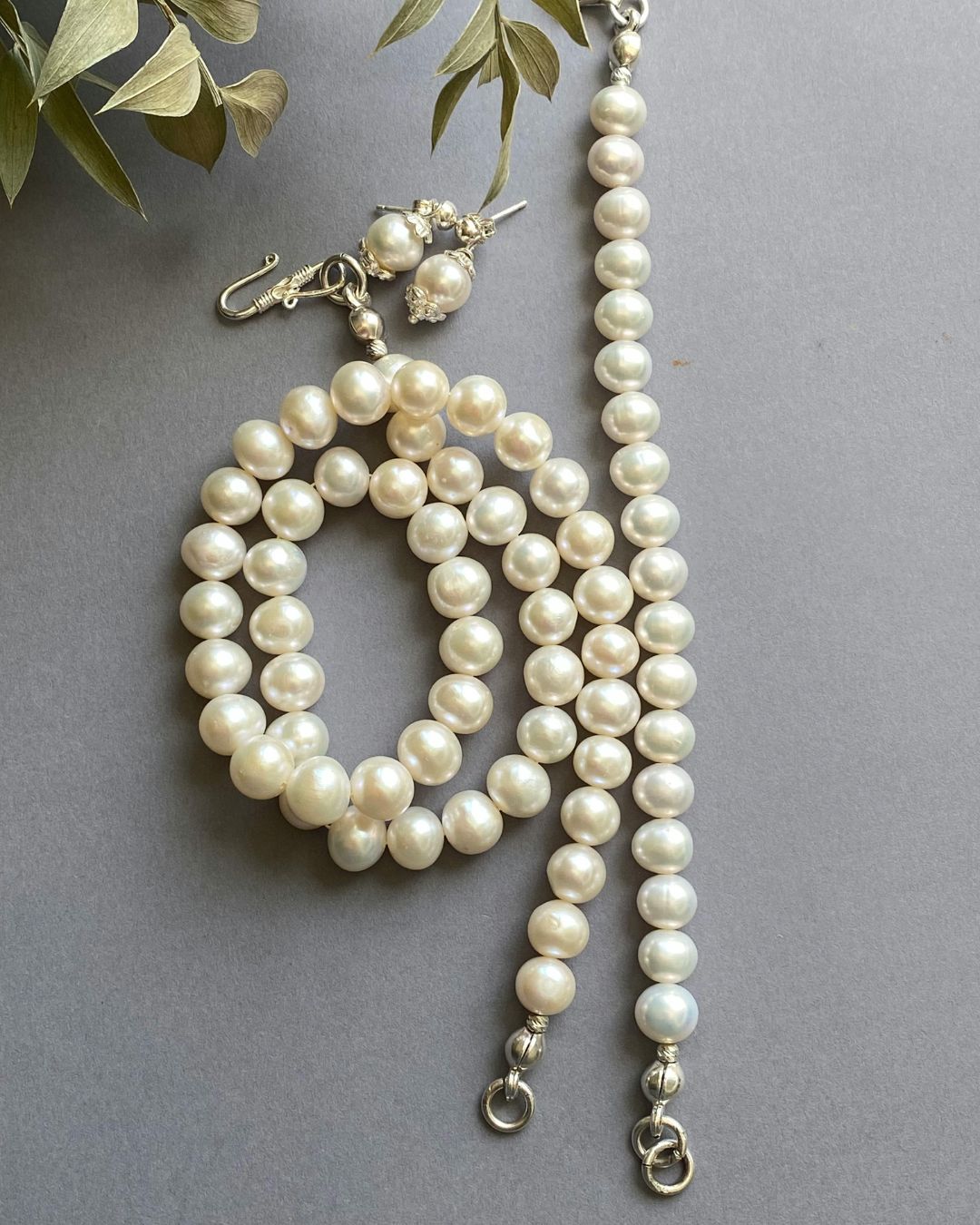 Necklace and earrings of crystal beads